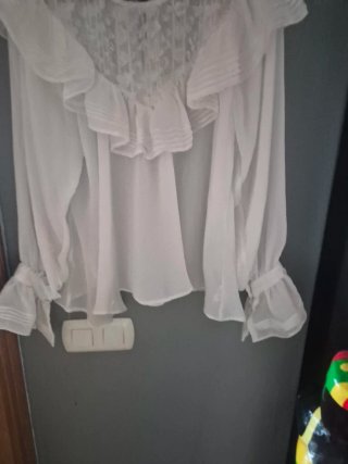 Camisa blanca con encaje y volantes