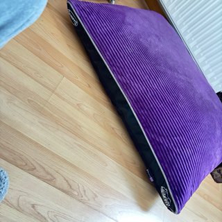 Cama grande para perro morada marca SCRUFFS