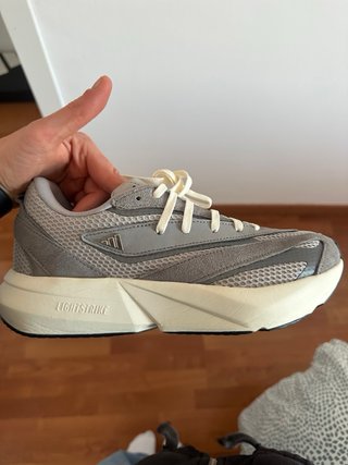 Adidas LIGHTBLAZE Zapatillas Grises y Blancas.