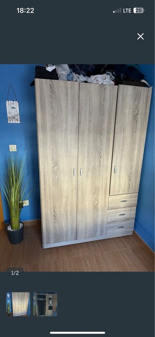 Armario de madera color beige y marrón