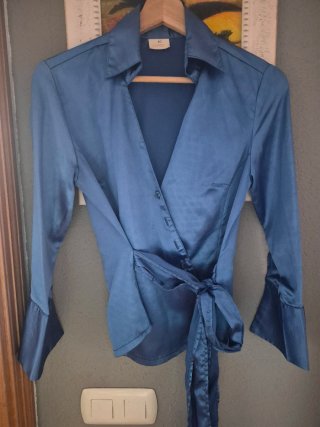 Camisa cruzada  tipo seda azul talla L