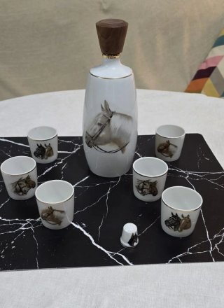 Licorera con 6 Vasitos y Dedal