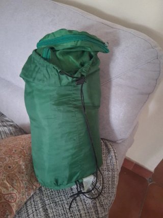 Saco de dormir azul y rojo