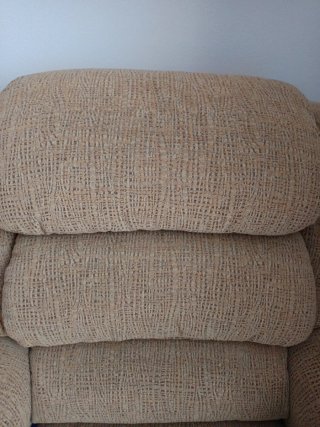 Butaca elevadora con mando, color beige y marrón.