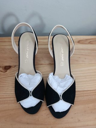 Zapatos de tacón Naf Naf negros y blancos