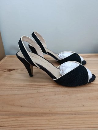 Zapatos de tacón Naf Naf negros y blancos