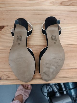 Zapatos de tacón Naf Naf negros y blancos