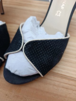 Zapatos de tacón Naf Naf negros y blancos
