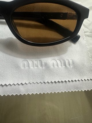 Gafas de sol Miu Miu negras y marrones