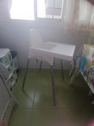 Trona de bebé blanca