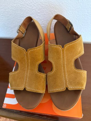 Sandalias de cuña amarillas y marrones