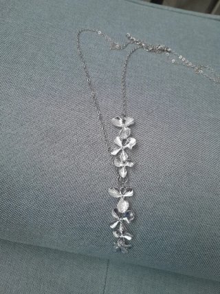 Collar de mujer con flores plateadas
