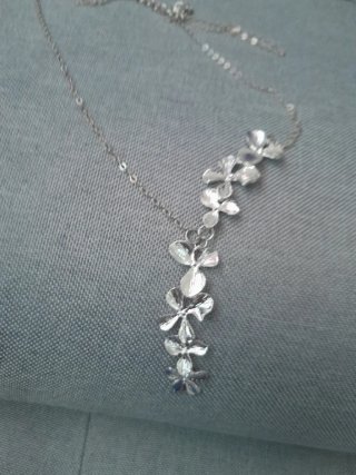 Collar de mujer con flores plateadas