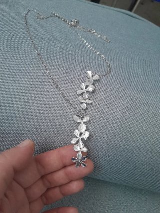 Collar de mujer con flores plateadas