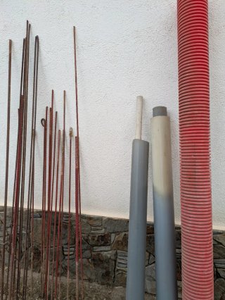 Varillas de acero y tubos PVC