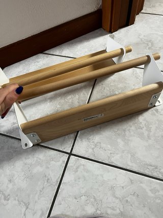 Mensole in legno con supporti bianchi