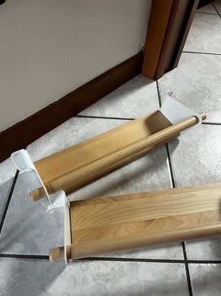 Mensole in legno con supporti bianchi
