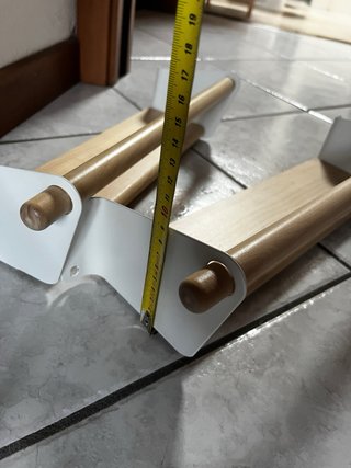 Mensole in legno con supporti bianchi