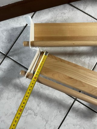 Mensole in legno con supporti bianchi