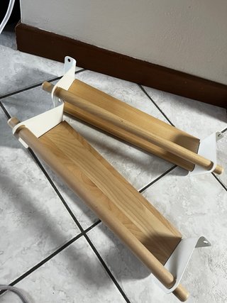 Mensole in legno con supporti bianchi