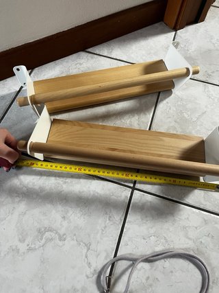Mensole in legno con supporti bianchi