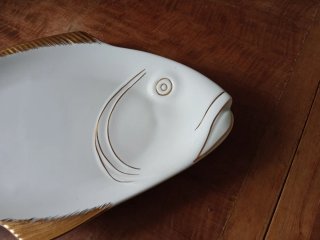 Vassoio a forma di pesce oro e bianco