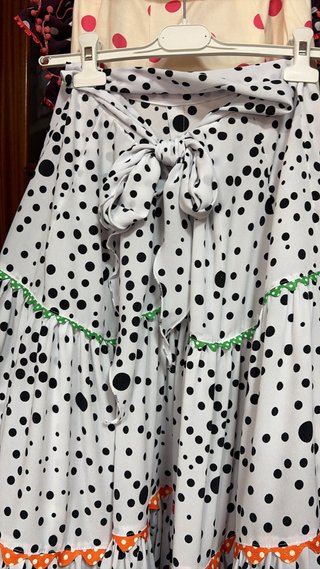 Falda flamenca lunares blanco y negro, mucho vuelo