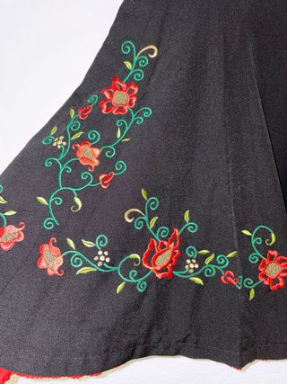 Falda contrabandista negra bordada talla niña