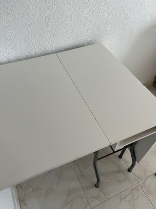 Mesa plegable extensible con sillas opcionales.
