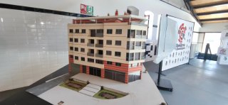 Maqueta Edificio Grande. Se escuchan ofertas.