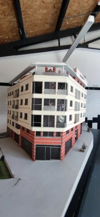 Maqueta Edificio Grande. Se escuchan ofertas.