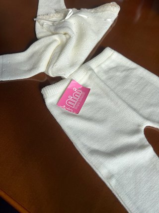 Conjunto bebé punto blanco y marfil