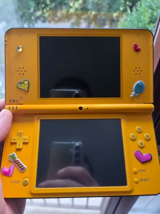 Nintendo DSI XL Giallo con accessori