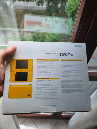Nintendo DSI XL Giallo con accessori