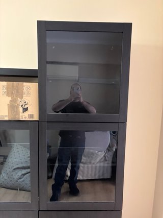 Mueble de salón y TV gris
