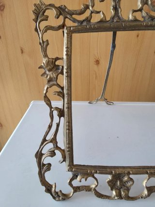 Marco antiguo de bronce decorado