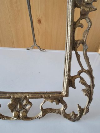 Marco antiguo de bronce decorado