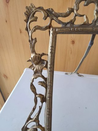 Marco antiguo de bronce decorado