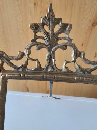 Marco antiguo de bronce decorado