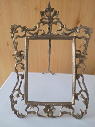 Marco antiguo de bronce decorado