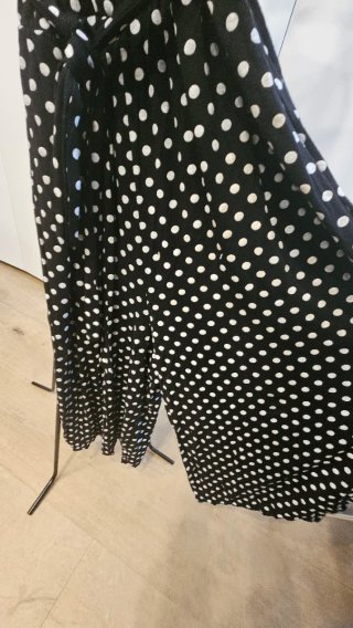 Mono Boohoo lunares negro y blanco