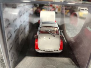 BMW Isetta 300 con remolque