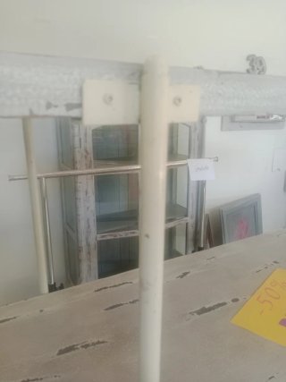 Estantería de madera y metal