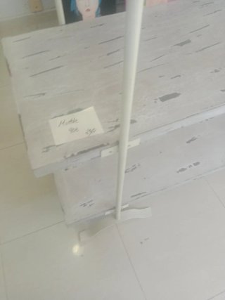 Estantería de madera y metal