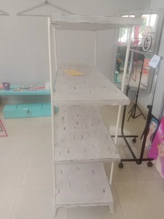 Estantería de madera y metal