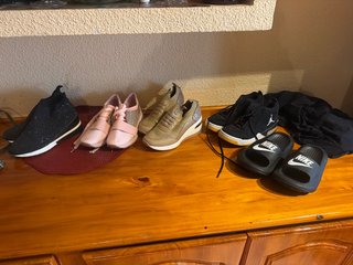 Lote de Zapatillas y Chanclas