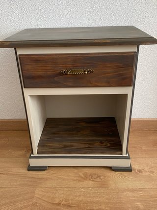 Mesita auxiliar restaurada de madera