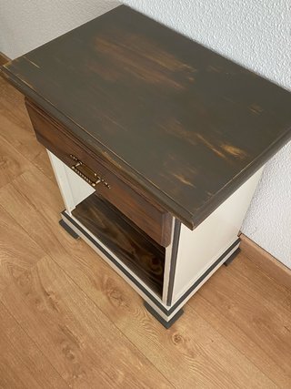 Mesita auxiliar restaurada de madera