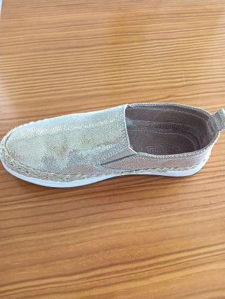 Zapatos planos de piel dorados con detalle esparto