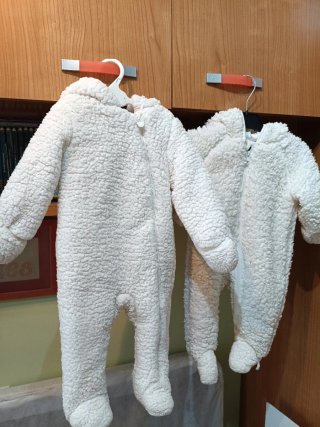 2 Buzos de bebé de peluche blancos